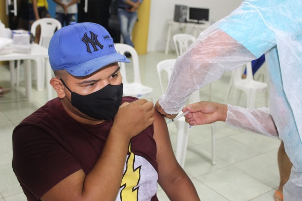 Adolescentes de 16 e 17 anos sem comorbidades podem se vacinar em Manaus