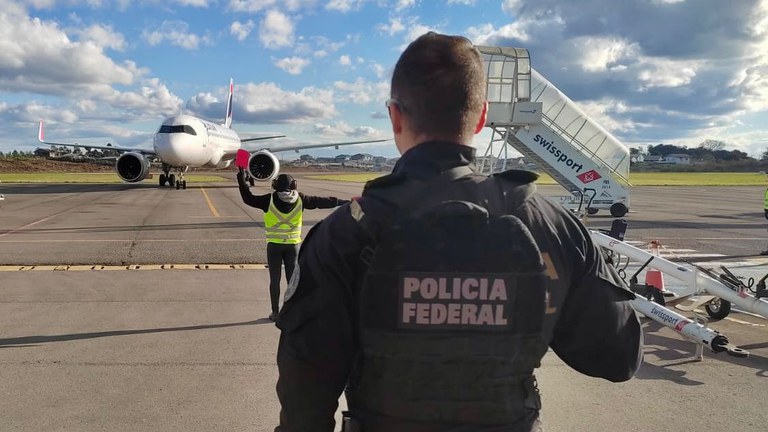 Membro de facção foragido por homicídio é preso ao desembarcar de avião em Manaus 