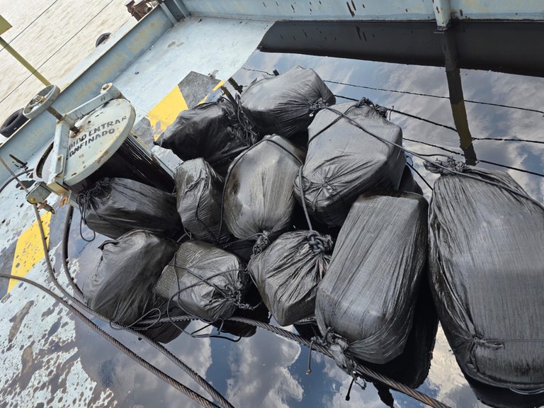 Polícia apreende 646 kg de drogas em fundo falso de balsa peruana no Solimões