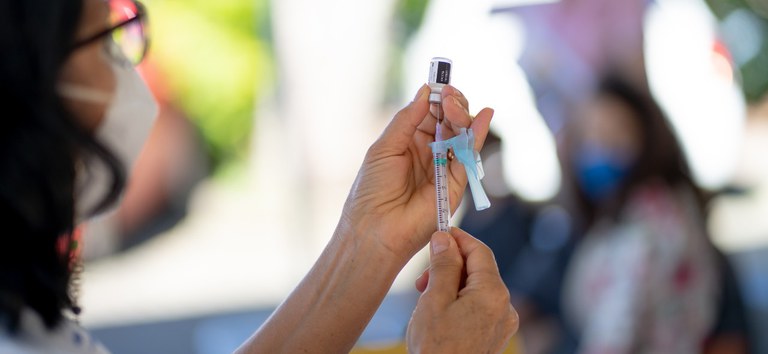 Saúde começa a distribuir vacinas contra covid para crianças menores de 3 anos aos Estados