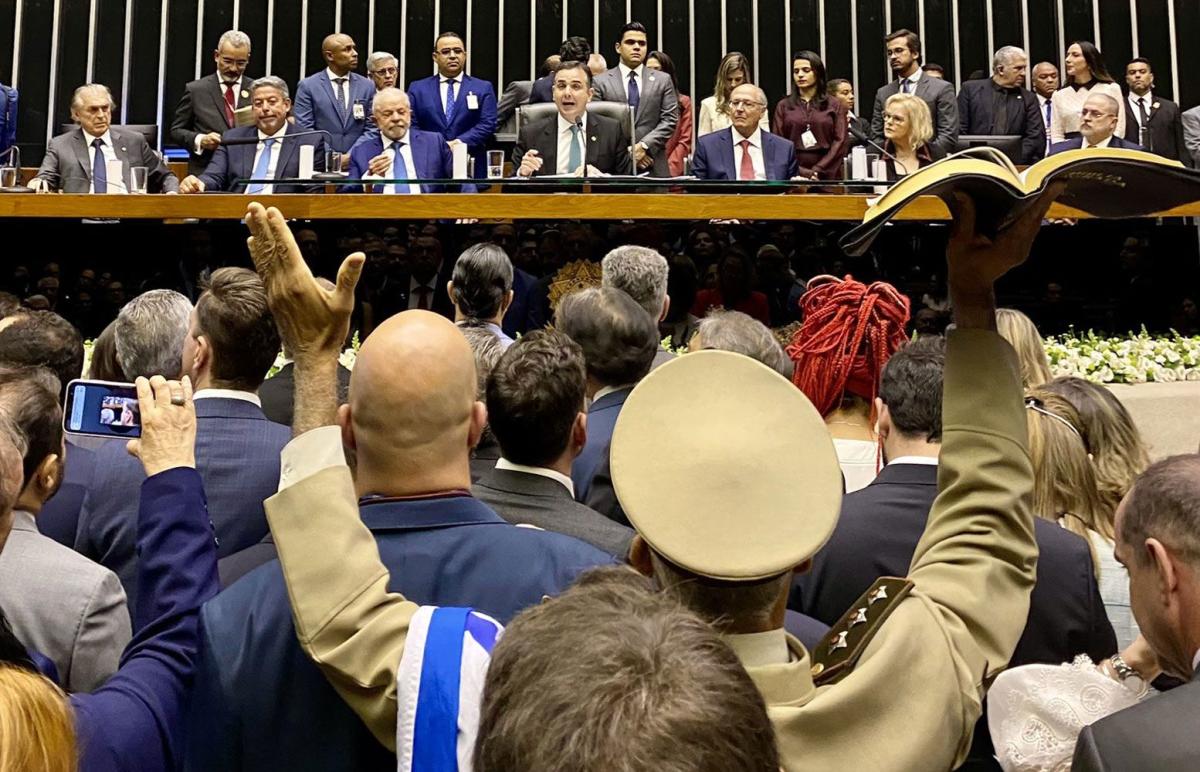 Deputado ex-gay levanta Bíblia na posse de Lula e viraliza
