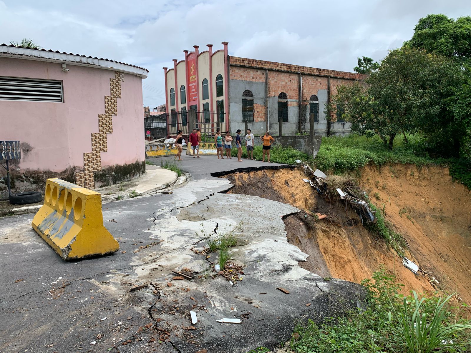 Cratera gigantesca ameaça engolir casas e moradores são obrigados a se mudar em Manaus