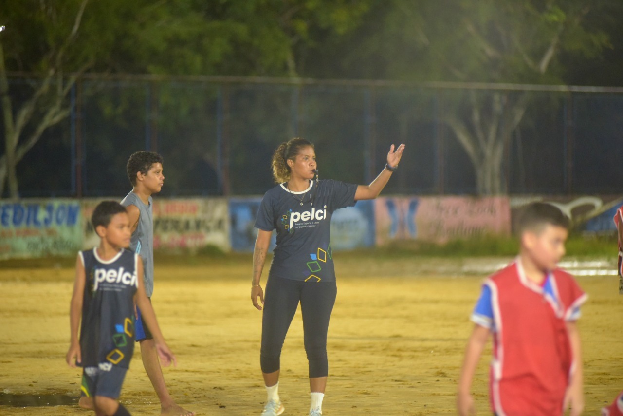 Treinadora de Futebol destaca a importância do esporte para os atletas em Manaus