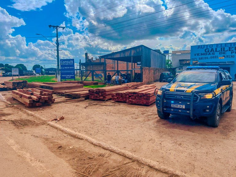 Sem CNH, motorista é preso após caminhão com carga de madeira tombar em Humaitá