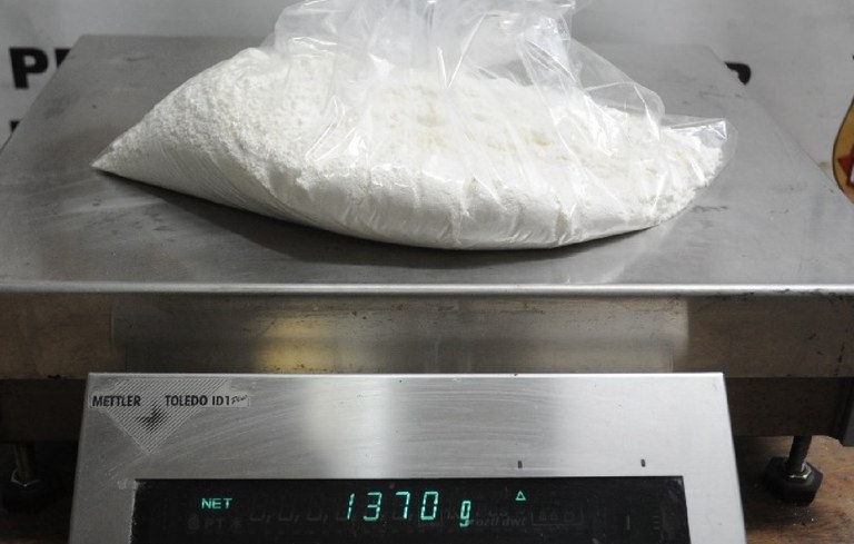 Brasileiros são presos ao tentarem viajar com drogas no estômago para Europa