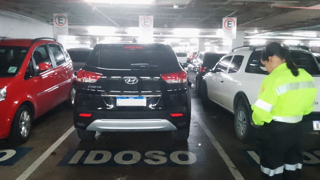 Quase 30 motoristas são autuados por estacionamento irregular em shopping de Manaus