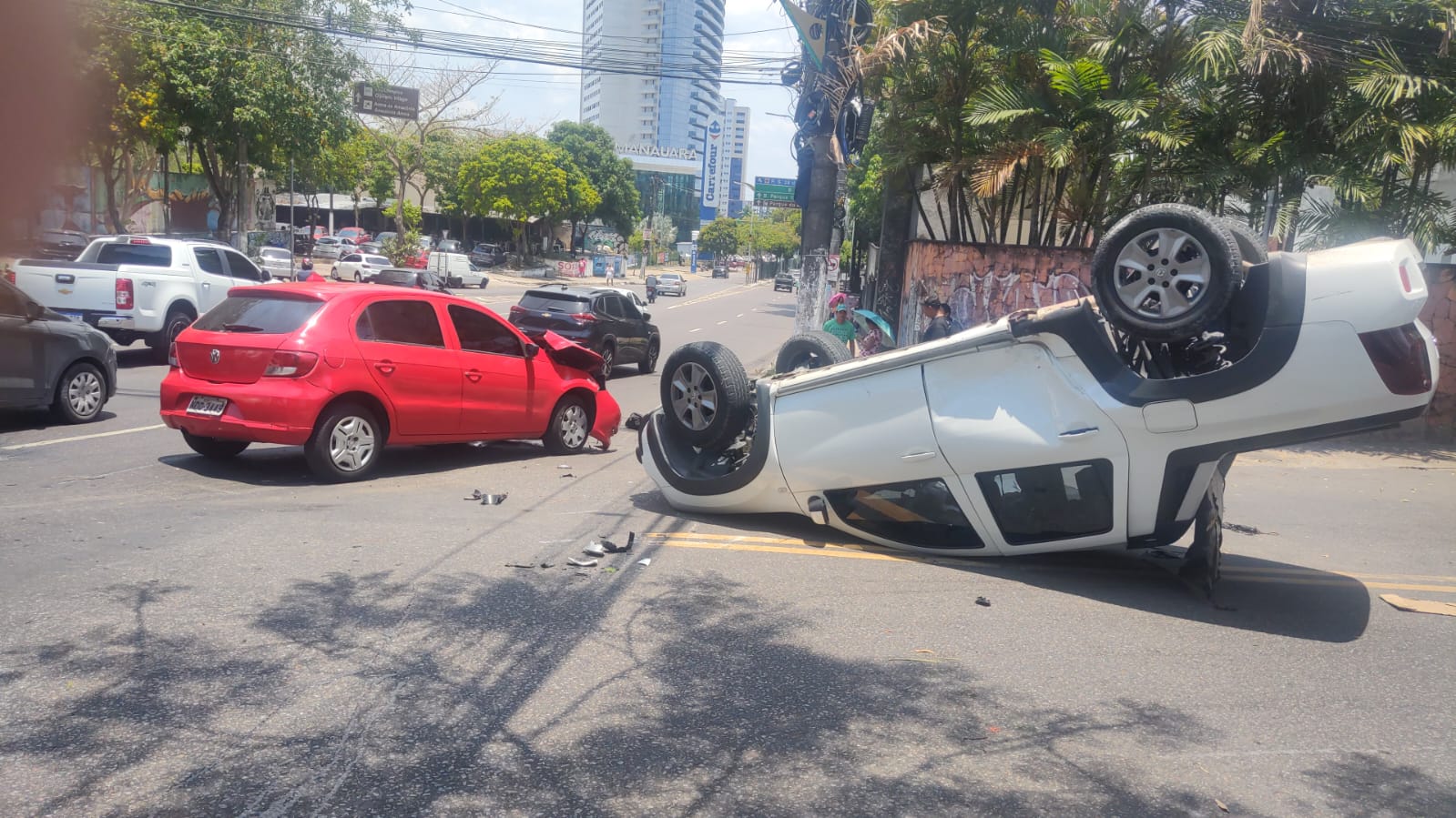 Picape capota durante acidente em avenida de Manaus