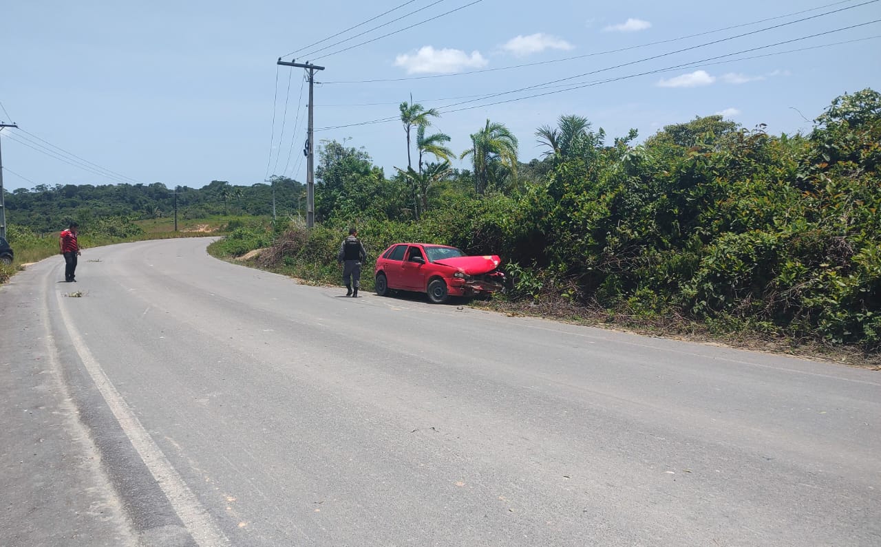 Carro desgovernado colide contra barranco em acidente na AM-010