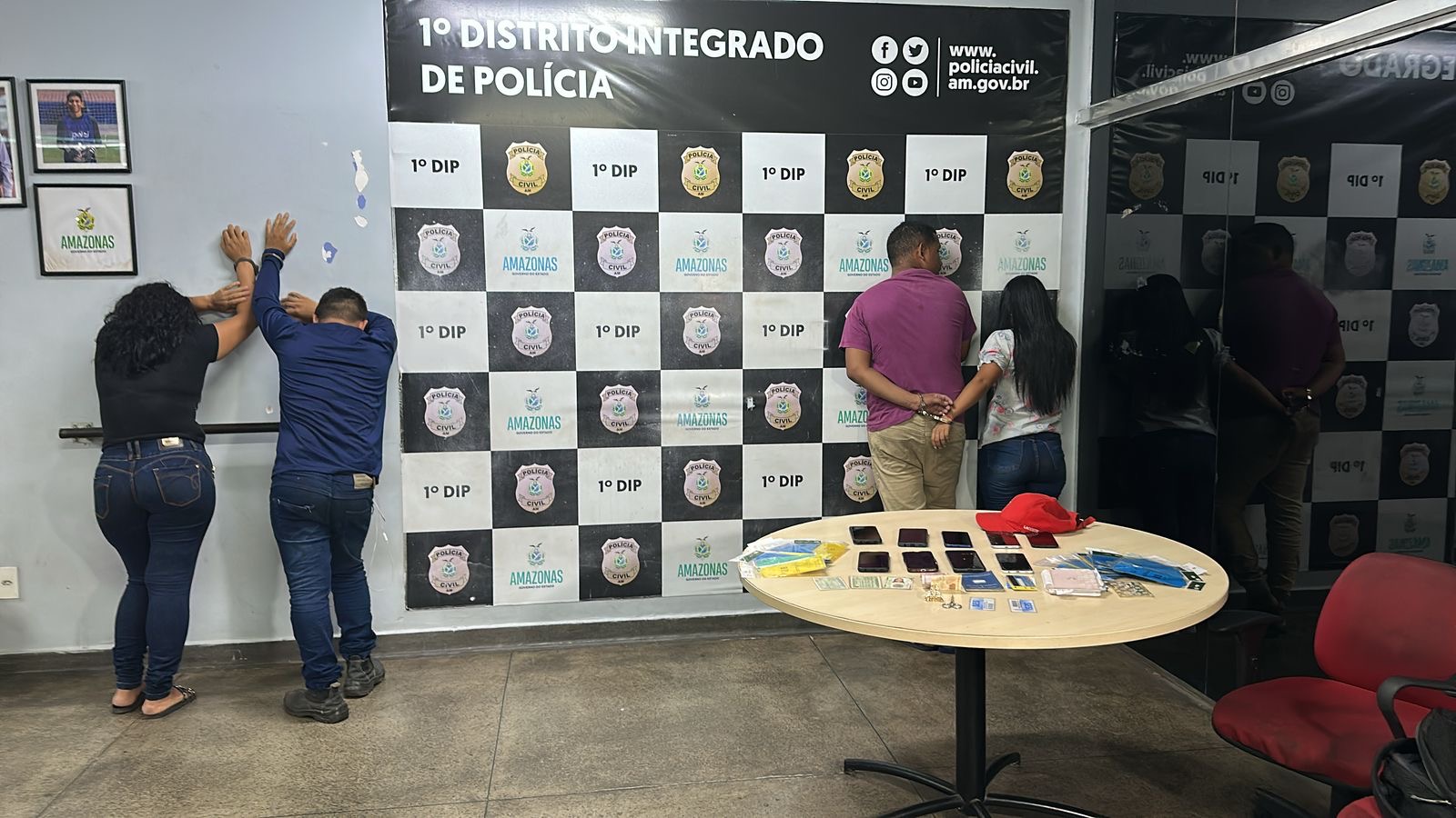 Grupo é preso em bar após roubar celulares durante assalto a ônibus em Manaus