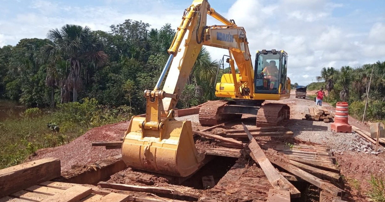 Ponte de madeira com avaria é demolida na BR-319