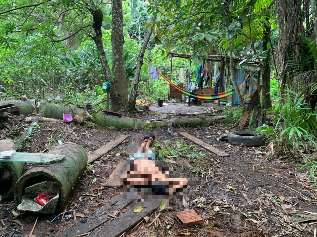 Homem que morava em mata é encontrado morto com 23 facadas em Manaus