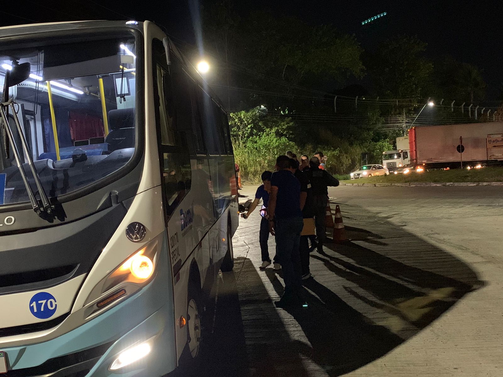 Cabeça de motociclista é esmagada em acidente com micro-ônibus de rota no Distrito Industrial 