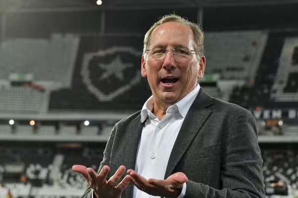 John Textor, do Botafogo, é suspenso e multado em R$ 100 mil pelo STJD