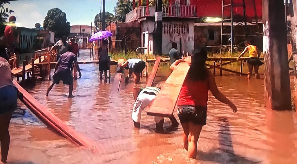 Moradores se aglomeram sem máscara para receber madeira no Amazonas