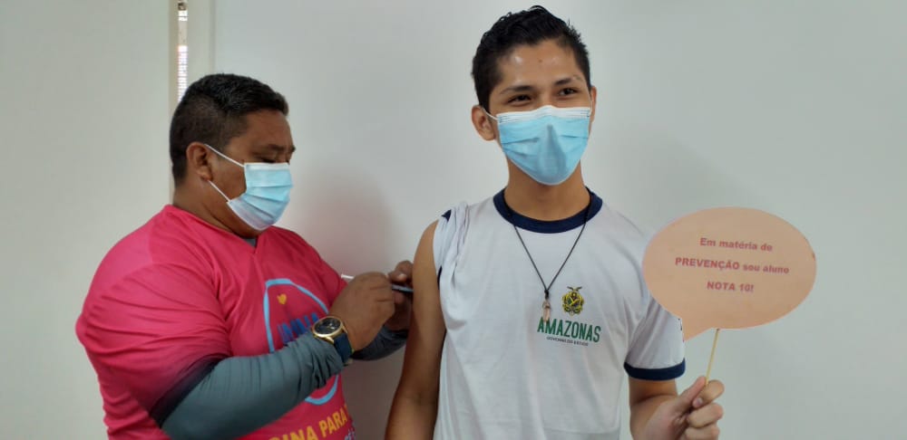 Adolescentes de 12 a 17 anos são vacinados contra covid em Benjamin Constant