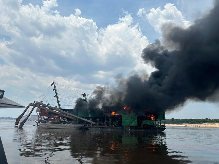 PF destrói dragas usadas em garimpo ilegal na Ponte Rio Negro; ouro e jóias são apreendidos