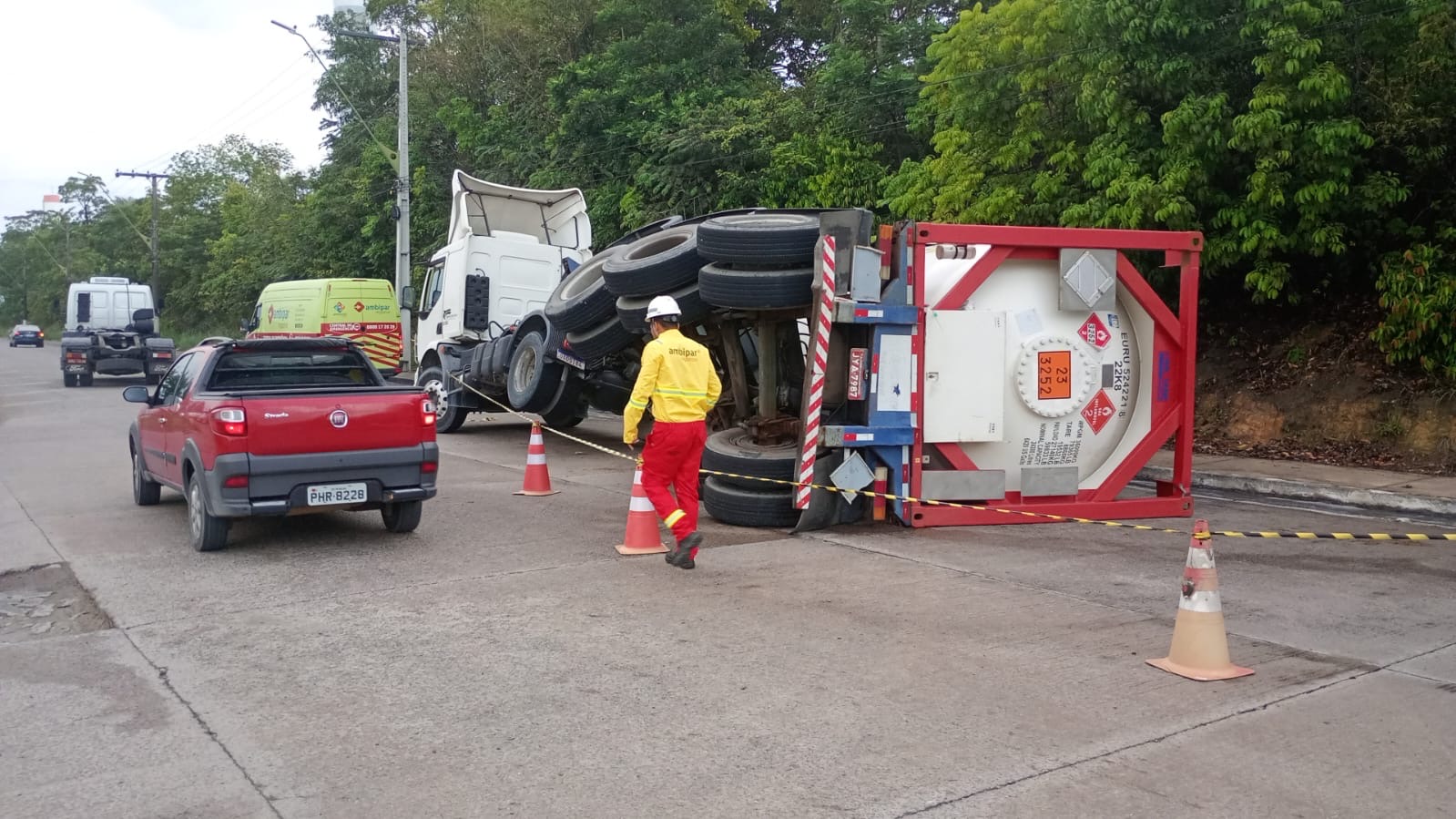 Carreta com carga de gás tomba em Manaus
