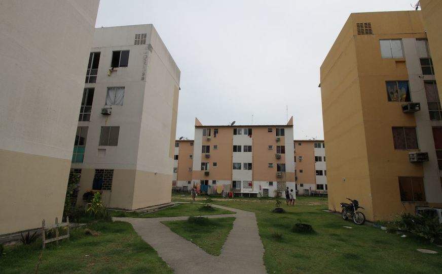 Moradores entram em pânico ao ouvirem estalos na estrutura de prédios no Viver Melhor em Manaus