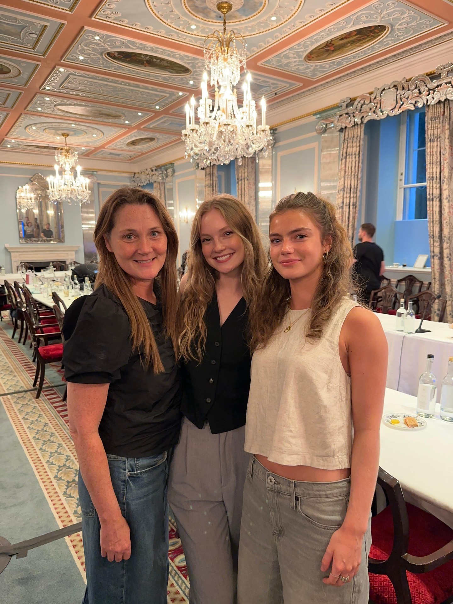 Elenco se reúne para leitura do roteiro da 4ª temporada de Bridgerton