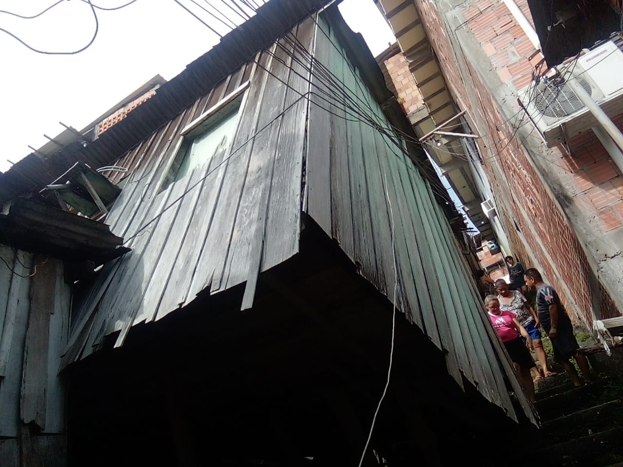 Casa desaba e família escapa por pouco de desastre em Manaus