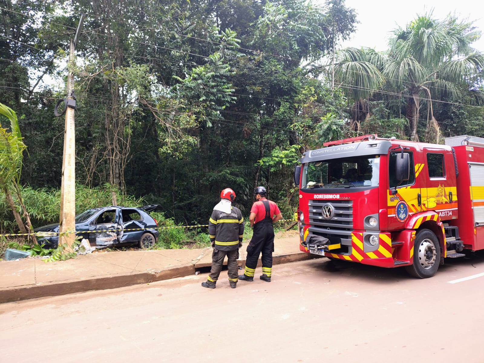Mulheres ficam feridas após carro cair em cratera na BR-174