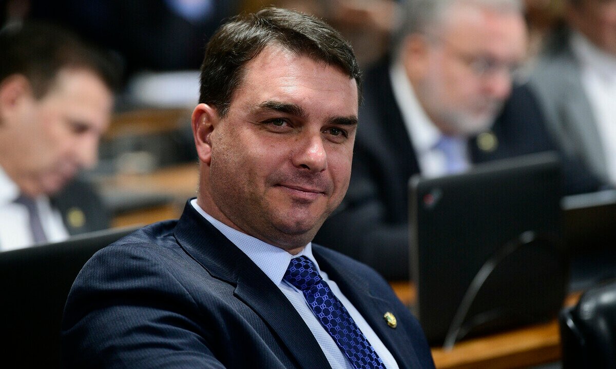STJ anula quebra de sigilo de Flávio Bolsonaro por 'rachadinha' na Alerj
