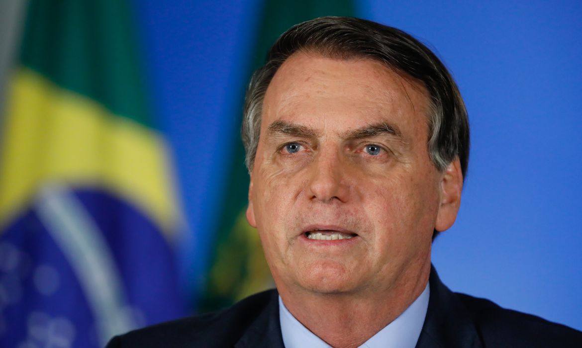 Bolsonaro critica imprensa e lista jornais que deveriam sair de circulação