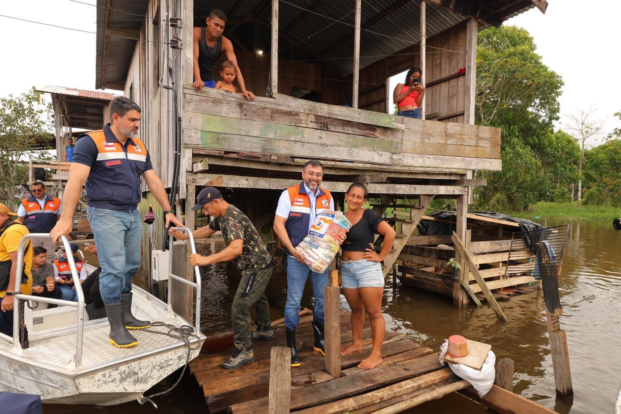 Governo leva ajuda humanitária e entrega 18 toneladas de alimentos para Anamã