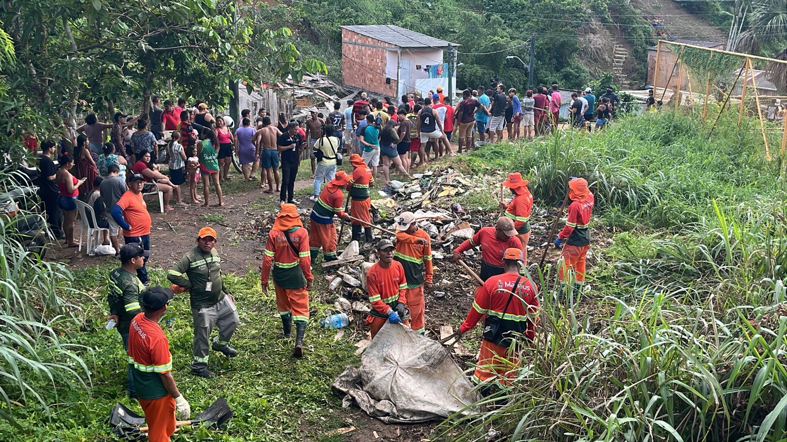 Retroescavadeira será usada para resgatar homem e criança soterrados na Redenção