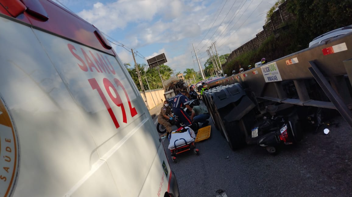 Irmãos quase são esmagados em acidente entre moto e carreta em Manaus