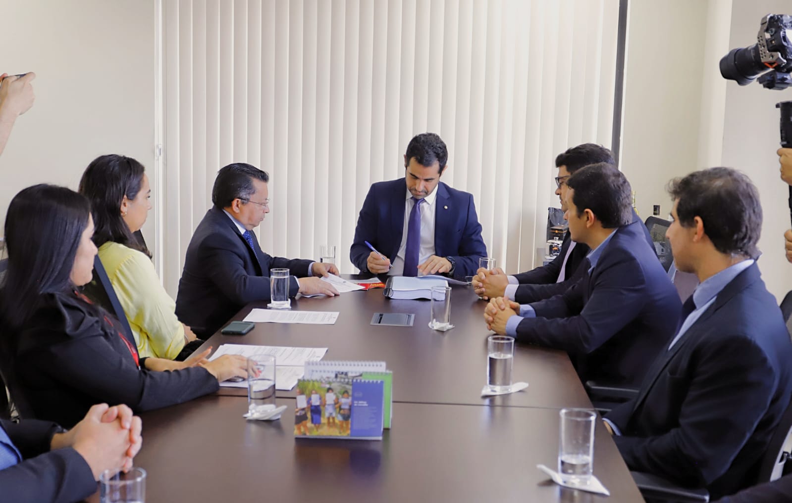 Relatório final da CPI da Energia é entregue à Defensoria do Amazonas