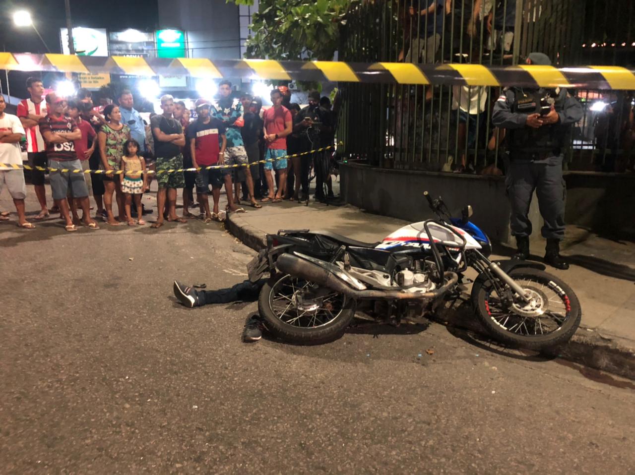 Suspeito de roubo é morto a tiros ao fugir de moto com o comparsa em Manaus