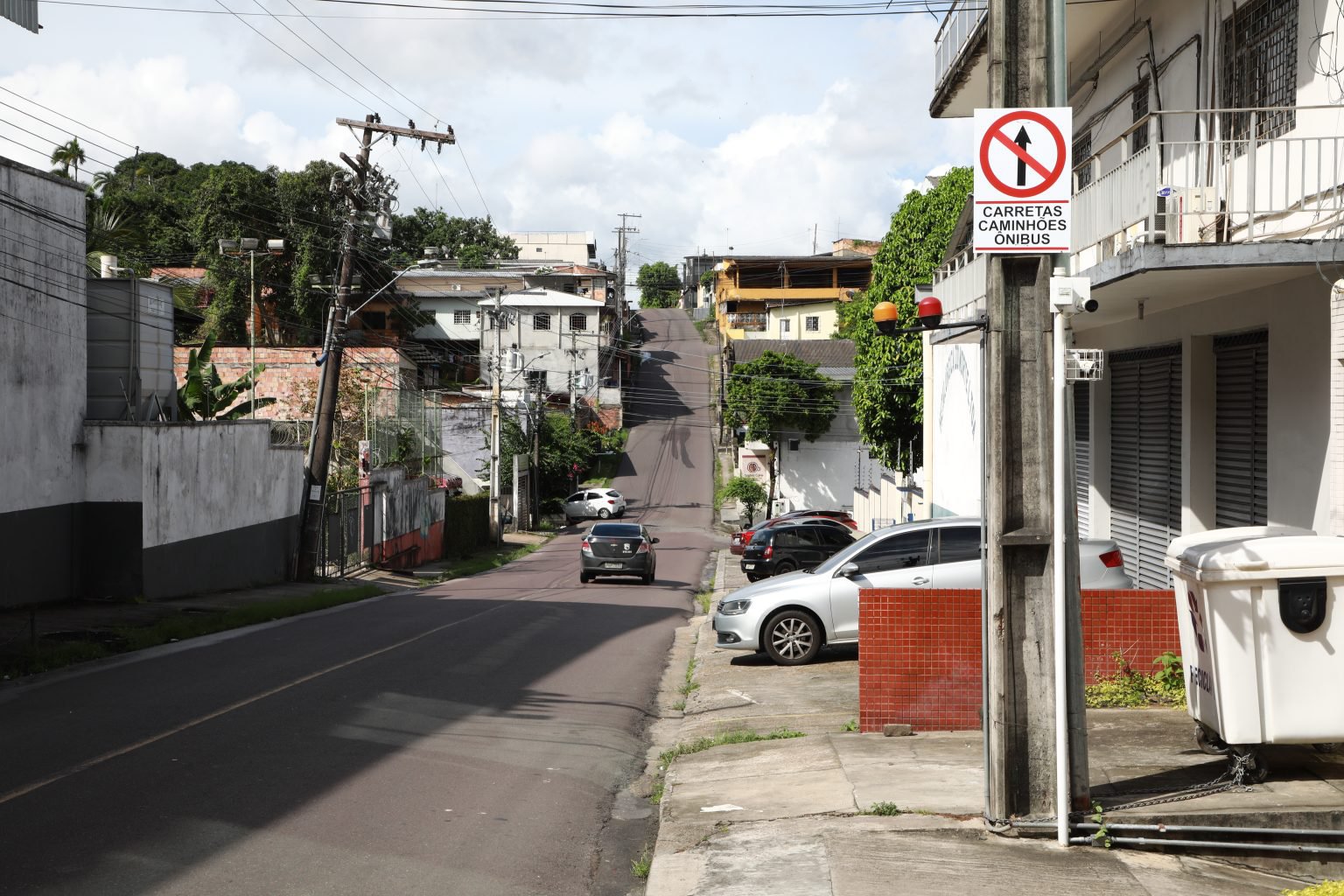Veículos pesados são proibidos de circular em bairro de Manaus