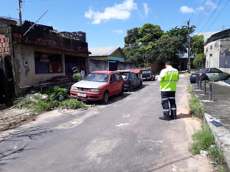 Operação retira oito carros abandonados nas ruas da zona Oeste de Manaus