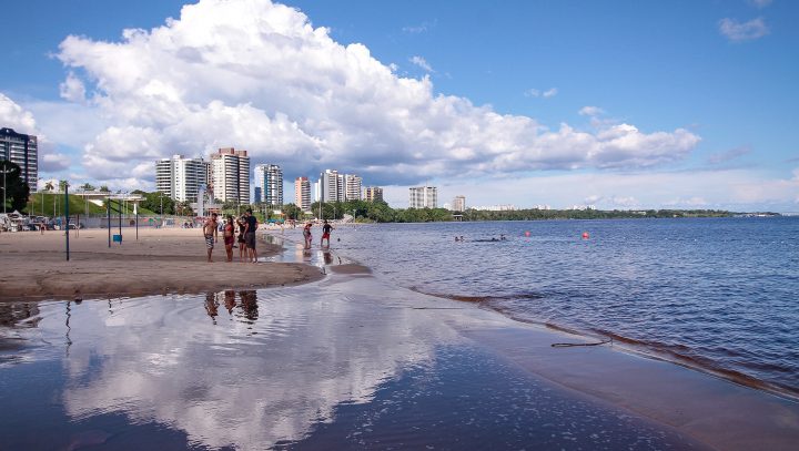Postes de iluminação são retirados da Ponta Negra devido subida do Rio Negro