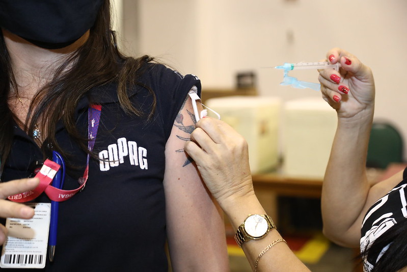 Cerca de 26 mil doses de vacina vencida da Astrazeneca foram aplicadas no Brasil