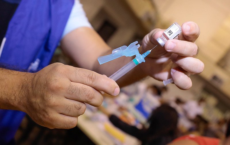 Quase 10 mil doses de vacinas de covid-19 são descartadas em Minas Gerais