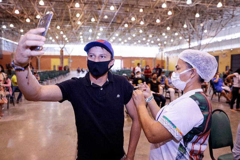 Público de 19 anos pode tomar 1ª dose da vacina contra covid hoje em Manaus