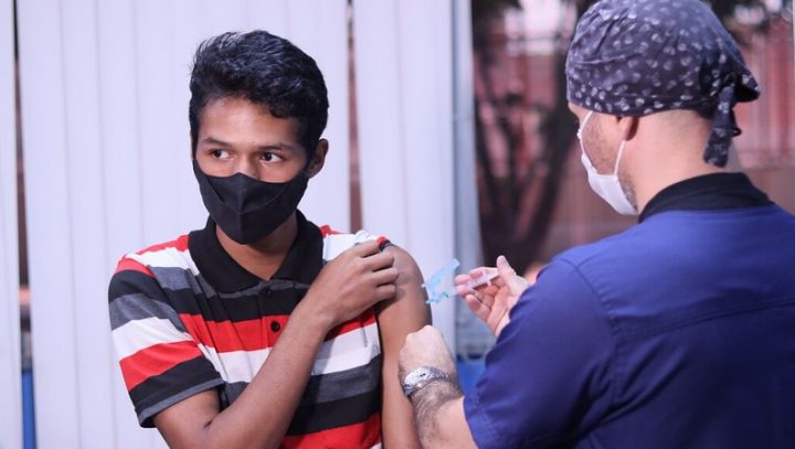 Prefeitura orienta população a se vacinar contra Covid devido ao aumento de casos em Manaus