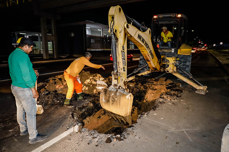 Trecho de pista cede e obra emergencial é realizada na avenida Constantino Nery, em Manaus