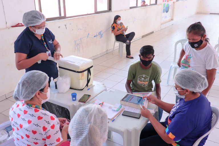 Indígenas venezuelanos são imunizados durante campanha de multivacinação em Manaus