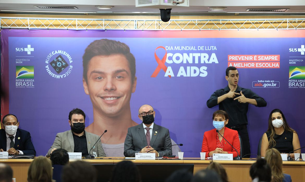 Brasil tem 694 mil pessoas em tratamento contra HIV