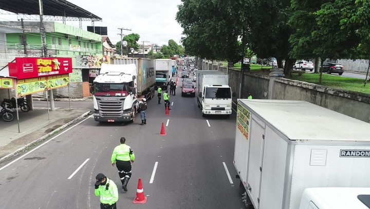Veículos pesados são fiscalizados durante operação para prevenir acidentes em Manaus