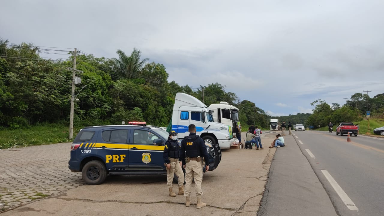 Grupo de caminhoneiros continua protestando na BR-174