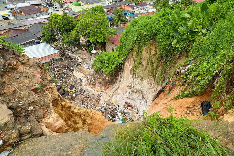 Casas têm estruturas comprometidas após barranco com lixo desabar em Manaus