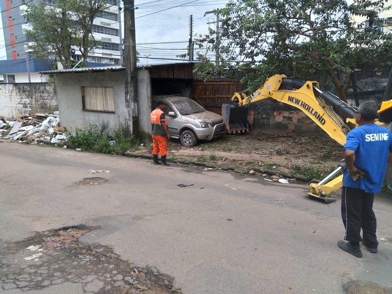 Garagem construída em calçada é demolida em Manaus; Saiba como denunciar