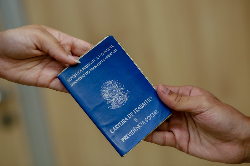 Desemprego recua a 5,6% até julho e renova mínima da série histórica, diz IBGE