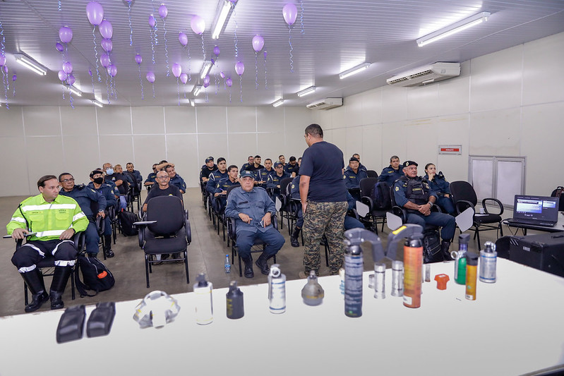 Guardas municipais recebem treinamento de manuseio de spray de pimenta em Manaus