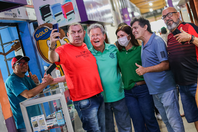 Arthur Virgílio aproveita feriado para visitar amigos do mini shopping da Compensa