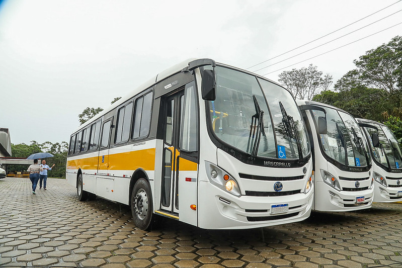 Picapes e micro-ônibus para transporte de estudantes cadeirantes são entregues em Manaus